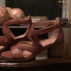 NWOT Brioso Soft Brown Leather Comfortable Strappy Sandals. Size 9